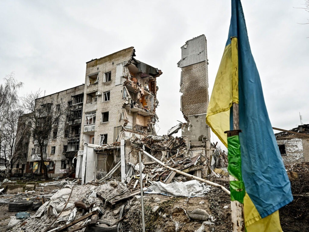 Chiến sự tại Ukraine vẫn đang ở thế giằng co, khi cả hai bên đều chưa đạt được mục tiêu chiến lược. Đòn đánh vào cầu Kherson, giao tranh khốc liệt ở Donetsk và sức ép trừng phạt quốc tế cho thấy xung đột này sẽ còn kéo dài. Tương lai hòa bình phụ thuộc vào cả yếu tố quân sự lẫn chính trị, trong bối cảnh mỗi bên đều kiên định với lập trường của mình.