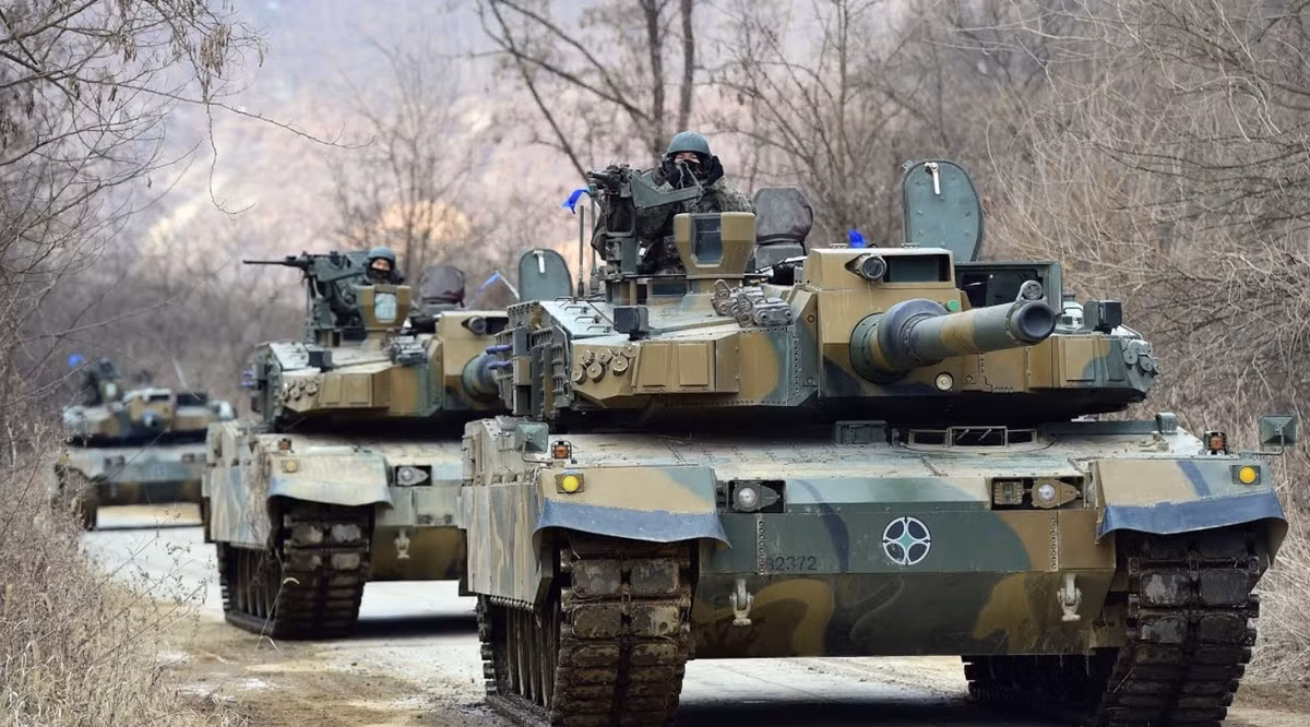 Thỏa thuận này cũng bao gồm cấu hình xe tăng K2 Black Panther được nâng cấp mới, chuyển giao công nghệ và hỗ trợ bảo dưỡng, sửa chữa và đại tu toàn diện. Điều này khiến thỏa thuận tốn kém hơn đáng kể so với thỏa thuận trước đó được ký vào năm 2022, ở mức chỉ 3,4 tỷ đô la. Ảnh: @ Defense Mirror.