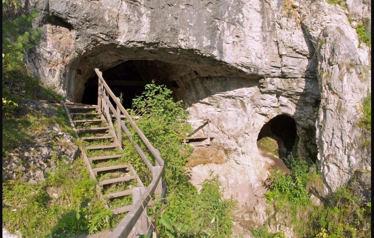 Cụ thể, nhiều đầu mũi giáo bằng xương được chạm khắc tinh xảo được phát hiện ở hang động Nga. Ảnh: @Liubov Golovanova.