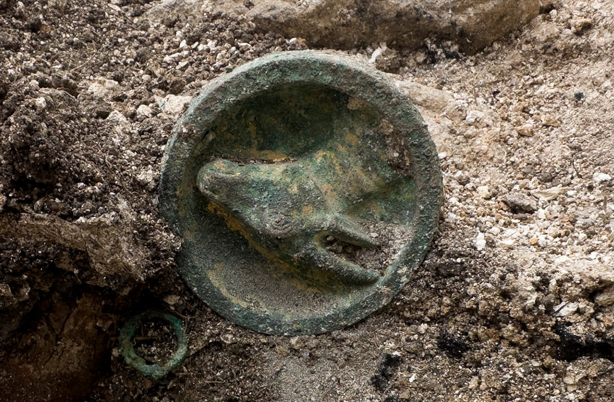 Người quá cố được chôn cất cùng với nhiều đồ gốm và thủy tinh, tất cả đều được nhập khẩu từ một số trung tâm sản xuất quan trọng ở Địa Trung Hải. Ảnh: @Viện Hàn lâm Khoa học Bulgaria.