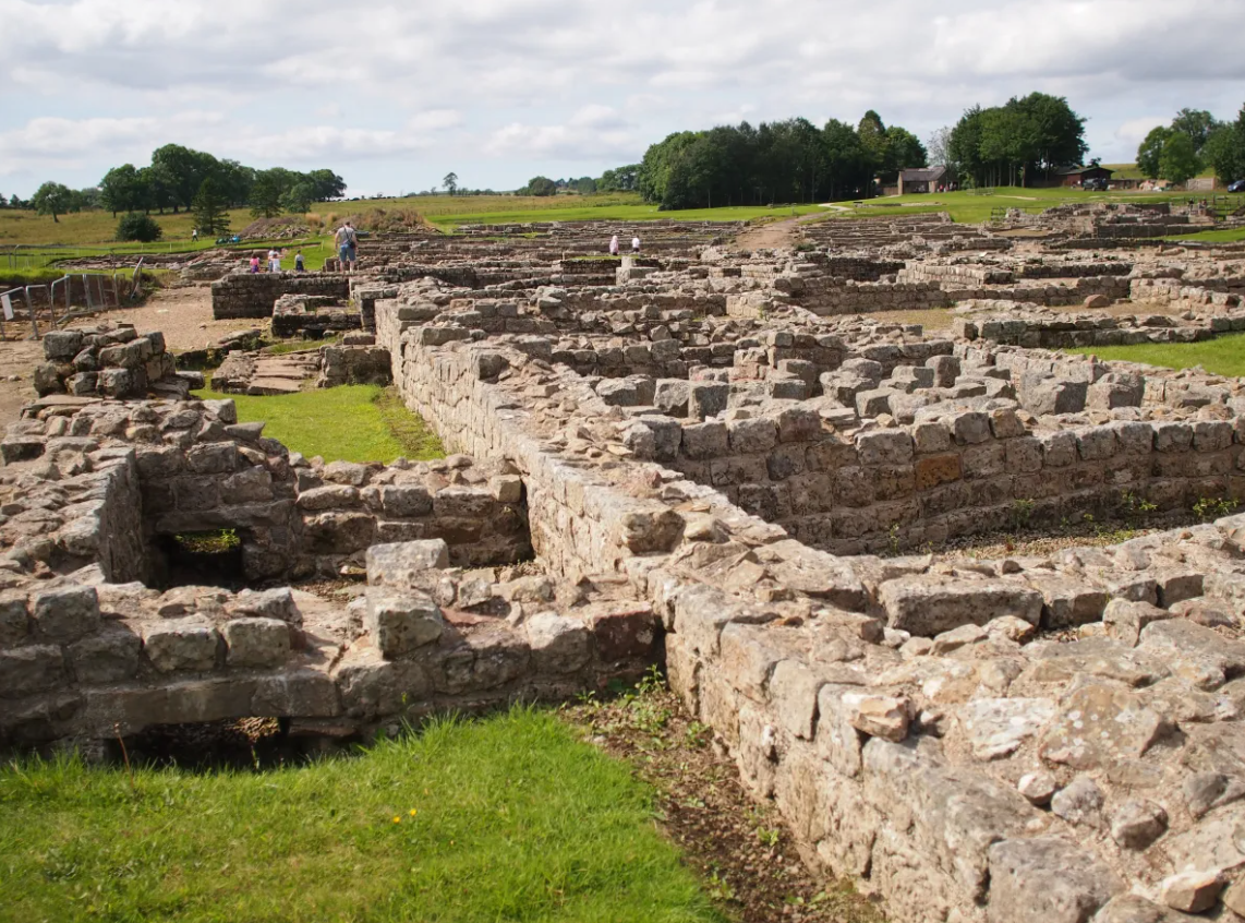“Khám phá này cùng với những hiện vật đặc biệt như bảng chữ Vindolanda, những chữ cái gỗ mỏng được viết tay, đã bổ sung rất nhiều vào hiểu biết lịch sử của chúng ta về pháo đài La Mã Vindolanda”, Tiến sĩ Andrew Birley, Giám đốc cuộc khai quật tại Trust nhận định. Ảnh: @Bảo tàng Vindolanda.
