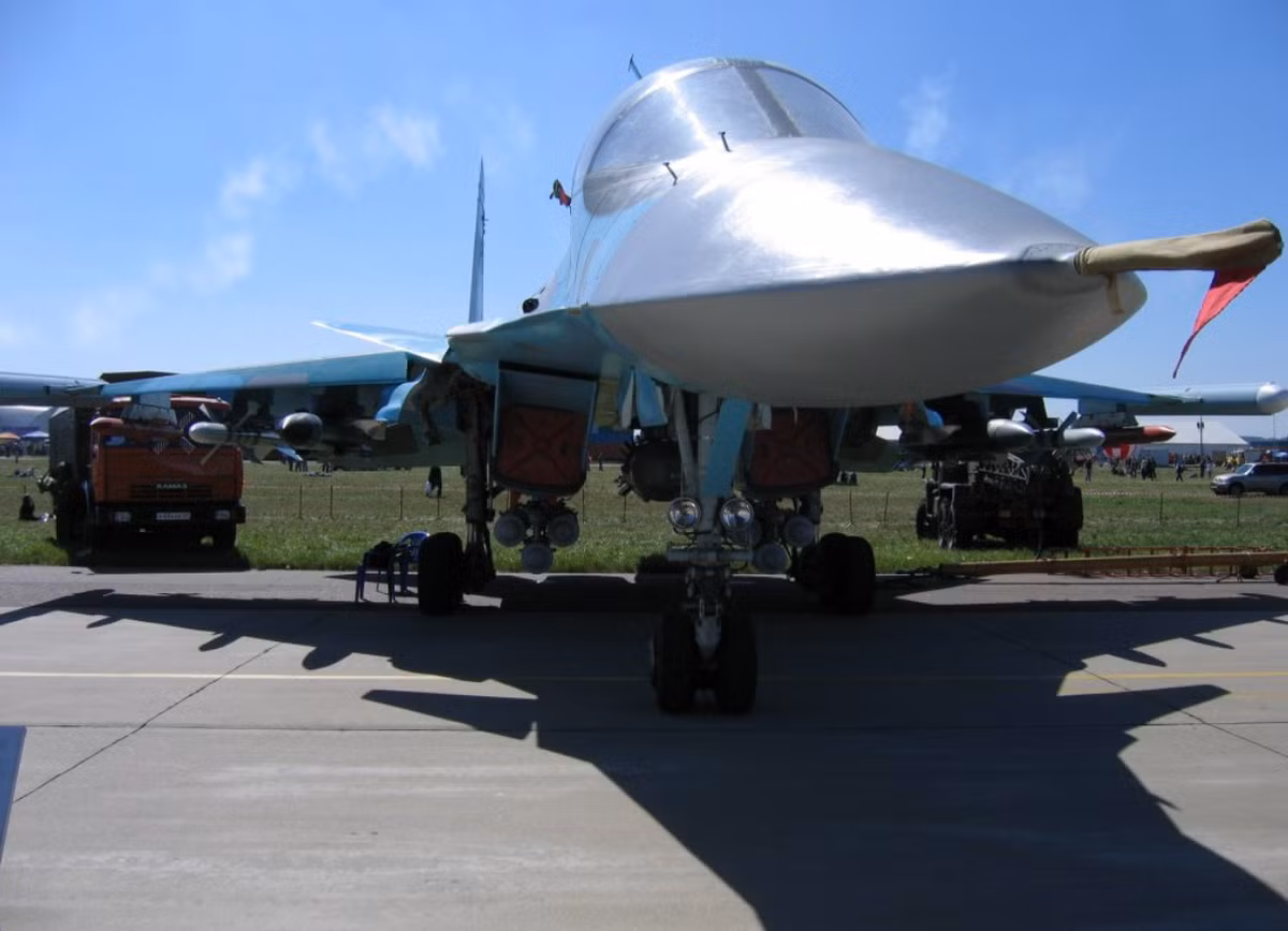 Bên cạnh khả năng phòng thủ không đối không đáng gờm, bao gồm khả năng tấn công máy bay chiến đấu của đối phương ở phạm vi gần 200 km, máy bay siêu thanh này còn được hưởng lợi từ hiệu suất bay vượt trội hơn nhiều, tiết diện radar phía trước giảm và hệ thống tác chiến điện tử tiên tiến, khiến Su-34M trở nên khó bị nhắm mục tiêu hơn đáng kể. Ảnh: @ Aviation International News.