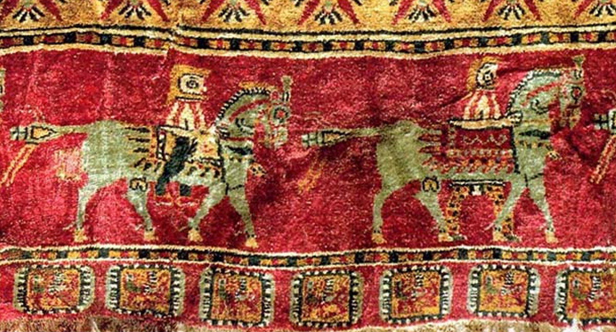 Không giống như những tấm thảm trải sàn đơn giản khác cùng thời, tấm thảm này có những họa tiết phức tạp và 3.600 nút thắt đôi đối xứng, là một kỹ thuật được gọi là "nút thắt Ghiordes". Ảnh: @archaeologyart.