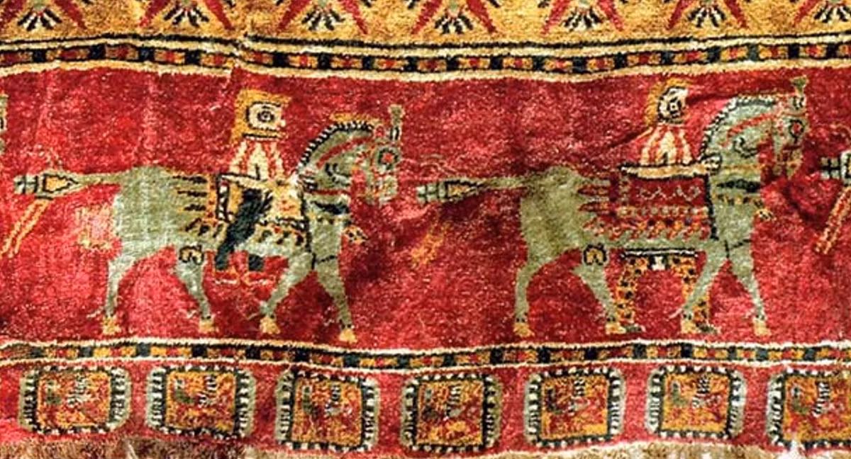 Không giống như những tấm thảm trải sàn đơn giản khác cùng thời, tấm thảm này có những họa tiết phức tạp và 3.600 nút thắt đôi đối xứng, là một kỹ thuật được gọi là "nút thắt Ghiordes". Ảnh: @archaeologyart.