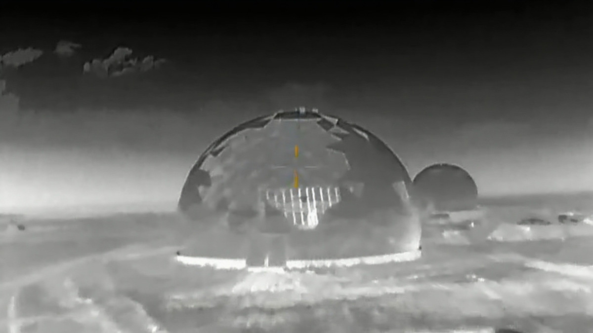 Việc radar Valdai bị đánh sập ngay bên trong mái vòm bảo vệ, cho thấy những lỗ hổng đáng lo ngại trong hệ thống phòng thủ, mà Nga triển khai tại bán đảo chiến lược. Đồng thời, sự kiện này phản ánh khả năng đột phá ngày càng cao của UAV Ukraine trước các tổ hợp được coi là hiện đại, qua đó làm thay đổi cán cân tác chiến không người lái ở khu vực Biển Đen.