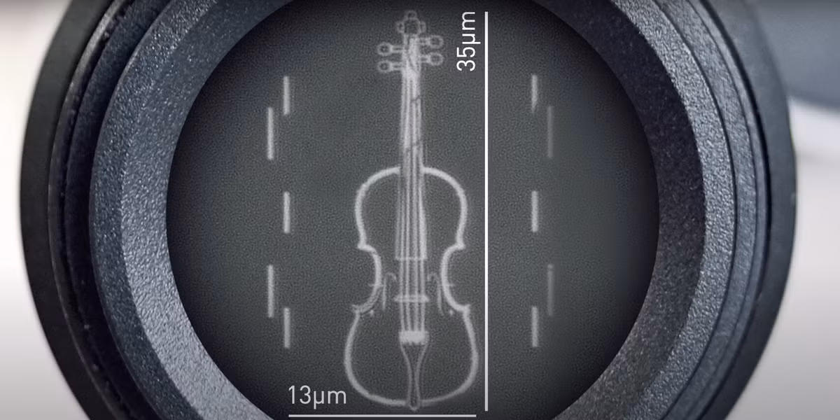 Chiếc vĩ cầm được làm bằng bạch kim (Platinum) và chỉ dài 35 micron, rộng 13 micron, mỏng hơn sợi tóc người, bởi sợi tóc người thường có đường kính lên tới 180 micron. Ảnh:@Đại học Loughborough.