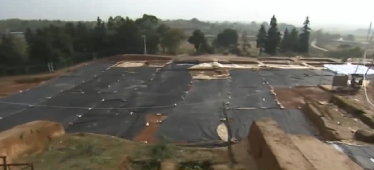 Nằm cách bức tường thành cổ Trường An khoảng 600 mét về phía đông, nhóm chuyên gia đã hé lộ một khu định cư rộng lớn có niên đại từ giữa thời Tây Hán đến nhà Tân, cách đây khoảng 2.000 năm trước. Ảnh: @CCTV News.