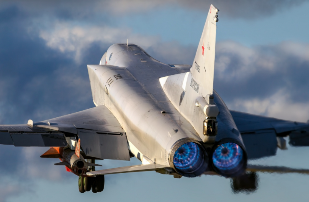 Hệ thống điện tử hàng không, bao gồm hệ thống dẫn đường và nhắm mục tiêu, dựa vào các thiết bị điện tử tiên tiến, nhiều trong số đó kết hợp các thành phần của phương Tây hiện đang bị hạn chế bởi lệnh trừng phạt. Kể từ năm 2022, các lệnh trừng phạt đã hạn chế nghiêm trọng khả năng tiếp cận vi mạch và vật liệu công nghệ cao phương Tây của Nga, buộc nước này phải tìm kiếm các giải pháp thay thế từ các quốc gia như Trung Quốc hoặc Iran. Ảnh: @The Moscow Times.