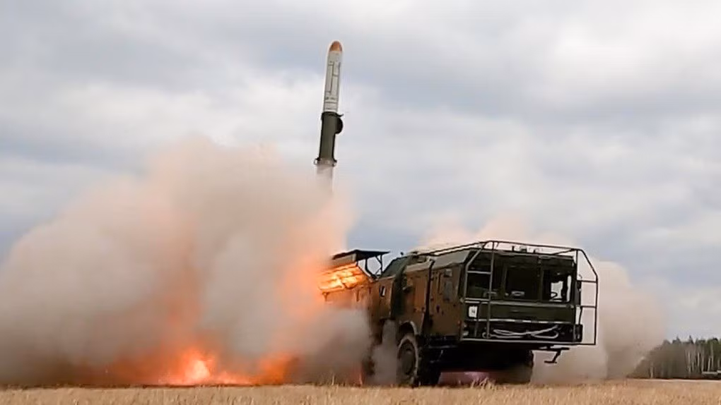 Đêm 11/8, rạng sáng 12/8, chiến trường Ukraine lại rung chuyển khi một đợt tập kích bằng tên lửa từ phía Nga nhắm thẳng vào một cơ sở huấn luyện của Lục quân Ukraine. Đây là vụ tấn công mới nhất nằm trong chuỗi hành động leo thang của Moscow, nhắm vào các mục tiêu quân sự có vai trò huấn luyện và chuẩn bị lực lượng dự bị cho Kiev.