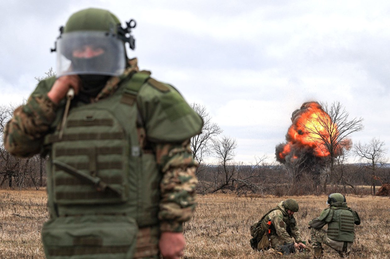 Khói lửa xung đột Nga - Ukraine chưa bao giờ ngừng lại. Gần đây, tại khu vực sông Solone, hai bên đã diễn ra một trận giằng co công – thủ đầy nghẹt thở. Ban đầu, quân Nga đơn phương ngừng bắn trong dịp Ngày Chiến thắng, vô tình tạo cơ hội cho Ukraine “tập kích bất ngờ”.Ảnh: TASS