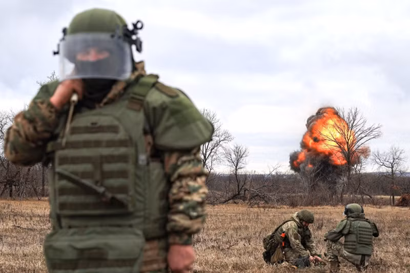 Khói lửa xung đột Nga - Ukraine chưa bao giờ ngừng lại. Gần đây, tại khu vực sông Solone, hai bên đã diễn ra một trận giằng co công – thủ đầy nghẹt thở. Ban đầu, quân Nga đơn phương ngừng bắn trong dịp Ngày Chiến thắng, vô tình tạo cơ hội cho Ukraine “tập kích bất ngờ”.Ảnh: TASS