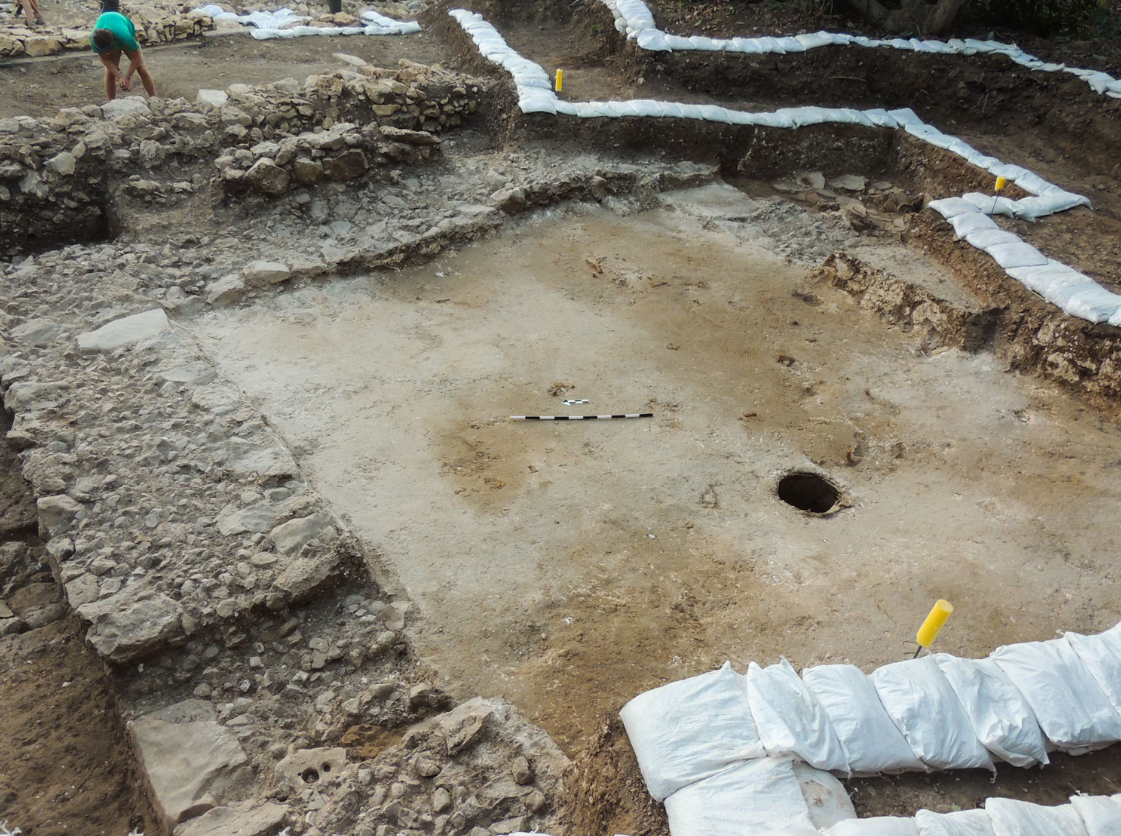 Và khi tiến hành khai quật tại địa điểm khảo cổ Tel Kabri ở Israel này, các chuyên gia khảo cổ học đến từ trường Đại học Brandeis bất ngờ phát hiện một di tích cổ xưa kỳ lạ. Ảnh: @Đại học Brandeis.