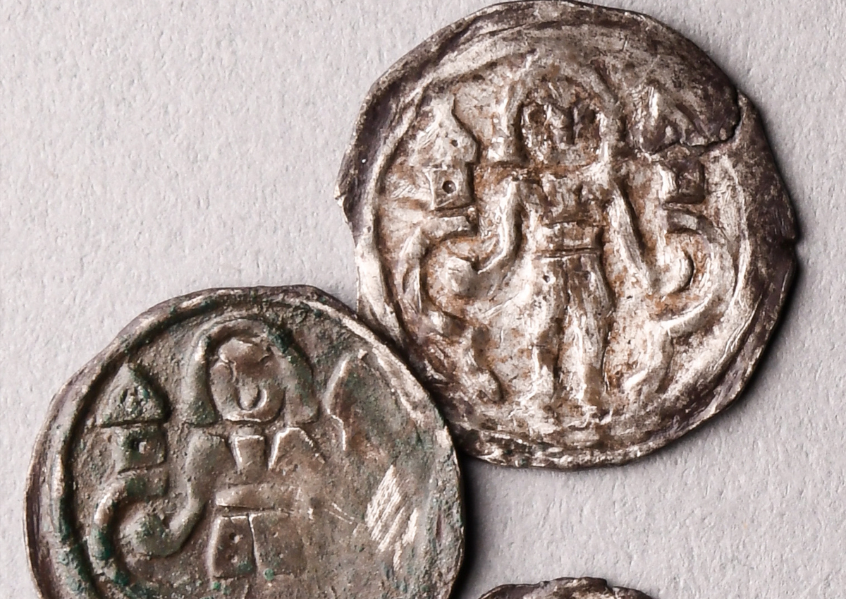 Mặt trước đồng xu bạc khắc hình vị bá tước đứng giữa hai tòa tháp mái vòm. Ảnh: @Văn phòng Bảo tồn Di tích Lịch sử bang Berlin.