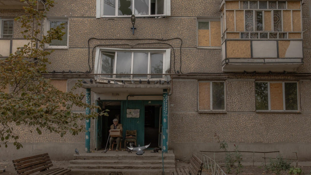 Cuộc xung đột Nga-Ukraine đã bước sang năm thứ tư với những thiệt hại khổng lồ về người, hạ tầng và kinh tế. Trong khi đó, Nga vẫn duy trì được tiềm lực quân sự nhờ nền kinh tế chưa sụp đổ hoàn toàn dưới sức ép cấm vận, khiến triển vọng kết thúc xung đột trong ngắn hạn trở nên mờ mịt.