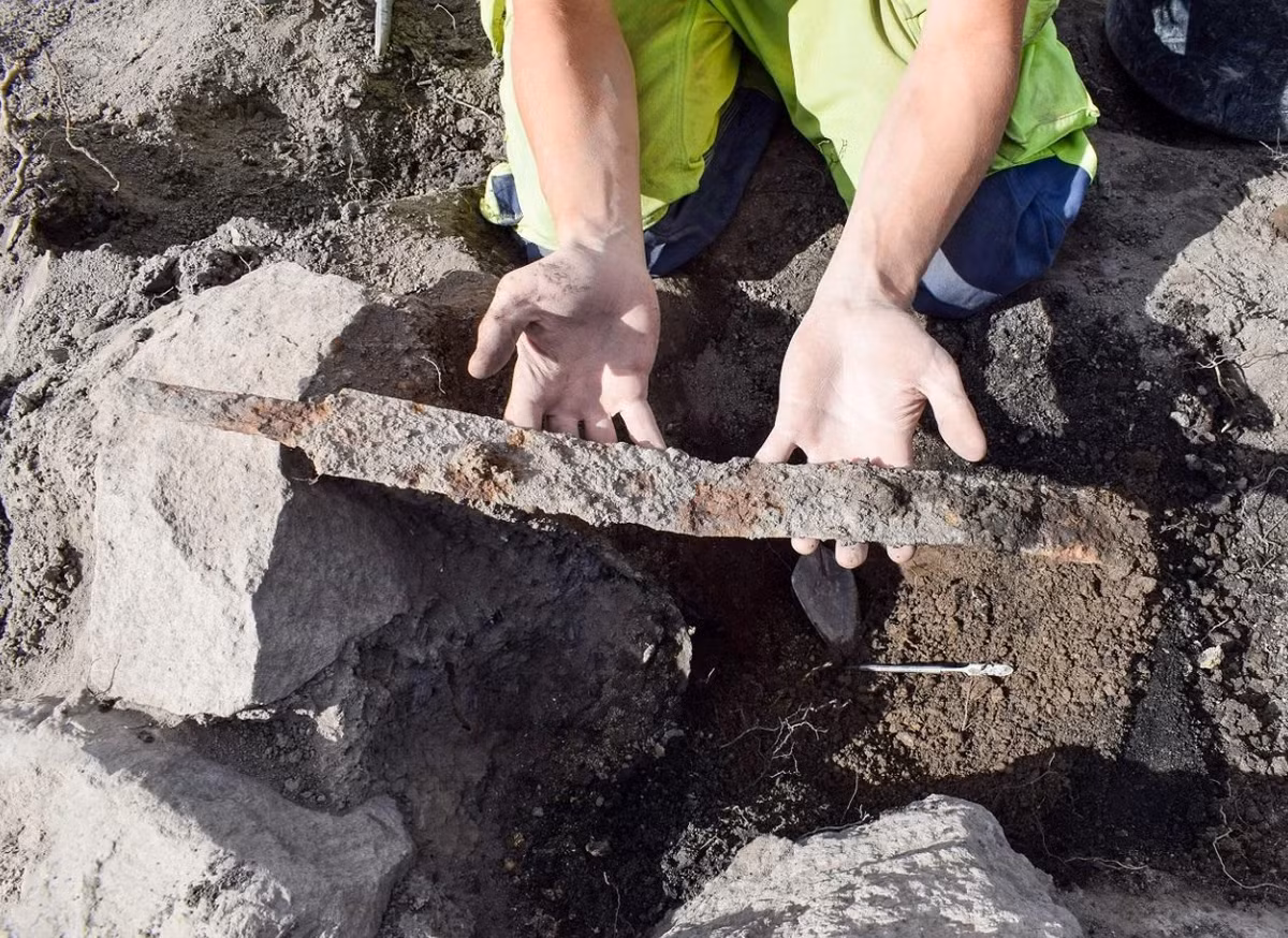 Theo đánh giá ban đầu của các chuyên gia đến từ Công Ty Tư Vấn Khảo Cổ Học Thụy Điển Arkeologerna, kho báu này thuộc về một nhân vật triều đại tinh hoa địa phương hoặc một nhóm chiến binh trong thời Viking. Ảnh: @Công Ty Tư Vấn Khảo Cổ Học Thụy Điển Arkeologerna.