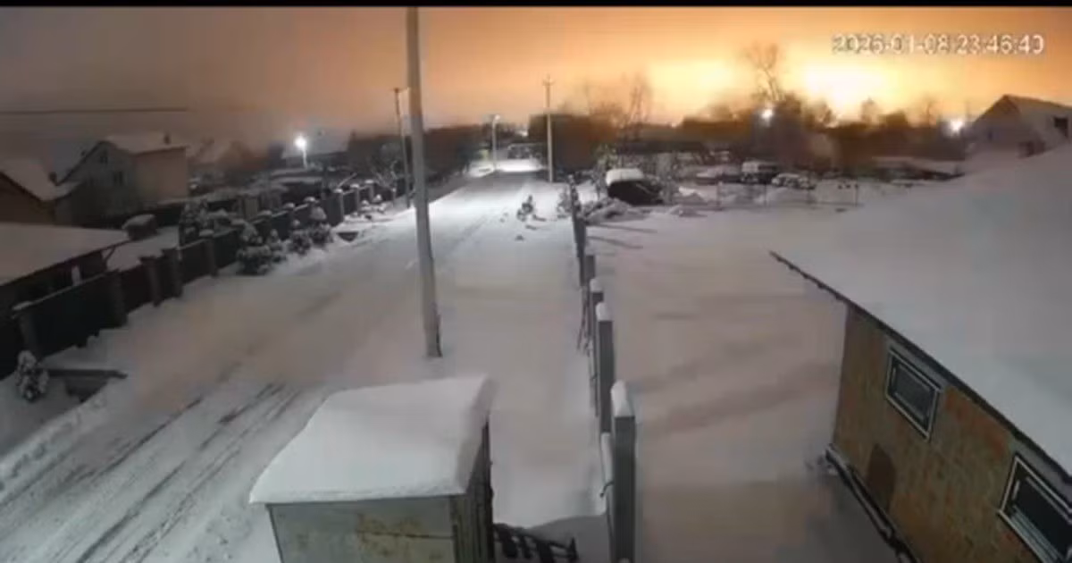 Ngày 9/1/2026, Bộ Quốc phòng Nga thông báo, lực lượng vũ trang nước này đã tiến hành một cuộc tấn công sâu vào lãnh thổ Ukraine bằng các loại vũ khí tầm xa, chính xác cao. Đáng chú ý, Nga tuyên bố đã sử dụng tên lửa đạn đạo tầm trung Oreshnik, đánh dấu lần đầu tiên hệ thống này được công khai xác nhận tham chiến.