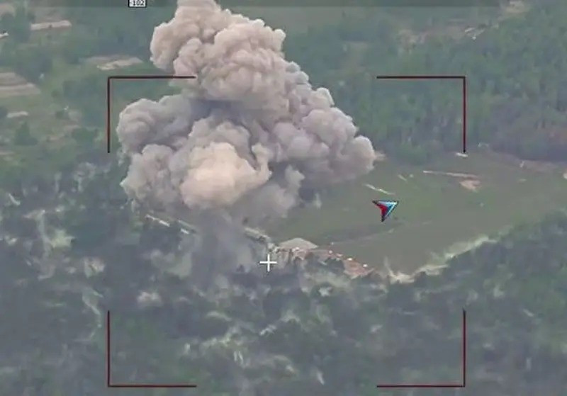 Cuộc xung đột Nga - Ukraine tiếp tục leo thang khi Bộ Quốc phòng Nga tuyên bố, đã tiến hành một cuộc tấn công chính xác, bằng tên lửa Iskander vào một địa điểm phóng máy bay không người lái của Ukraine gần Kharkov. Thông tin được công bố ngày 17/10, vụ tấn công đã phá hủy hàng loạt thiết bị quân sự và phương tiện tại khu vực này.