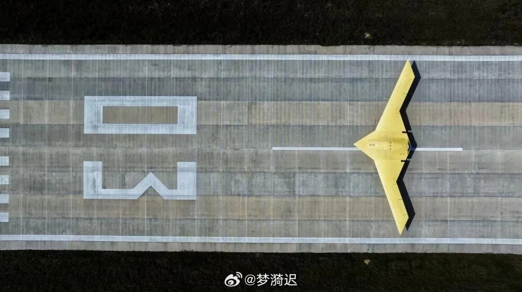 Một điểm đáng chú ý là đến nay chưa có bằng chứng chiếc máy bay này có buồng lái, do đó khả năng cao nó là một UAV. Tuy nhiên, không thể loại trừ khả năng đây vẫn là một thiết kế có người lái thử nghiệm. Các vòi xả động cơ dạng khe càng củng cố giả thiết về công nghệ tàng hình.