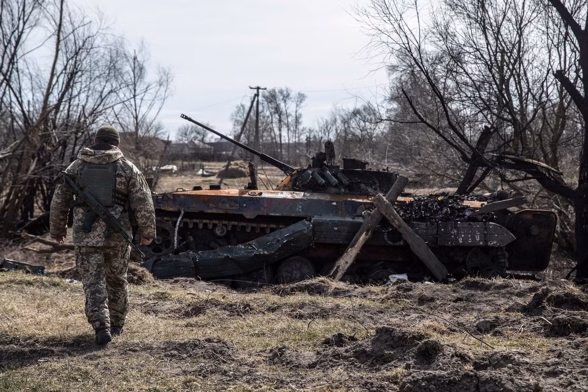 Bất chấp áp lực, các đơn vị Ukraine vẫn tiến hành phản kích, gây thiệt hại đáng kể cho đối phương. Hàng chục xe bọc thép và pháo của Nga bị phá hủy trong tuần qua, nhưng Kiev thừa nhận tổn thất cũng rất nặng nề. “Tình hình đang xấu đi từng giờ”, DeepState cảnh báo, “có thể đã quá muộn để xoay chuyển thế trận”.