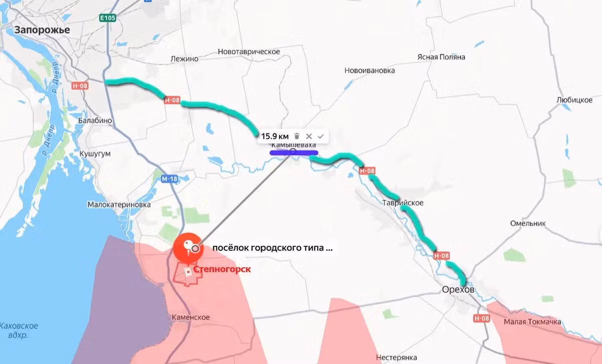 Bên cạnh đó, tuyến đường N-08, được đánh dấu màu xanh lam, nổi lên như một trục quan trọng. Đây là tuyến tiếp tế chính dẫn tới Orekhov, nơi lực lượng Ukraine đã xây dựng các công sự kiên cố, biến thị trấn thành khu vực phòng thủ mạnh. Kiểm soát N-08 sẽ giúp Nga cô lập các điểm phòng thủ trọng yếu.