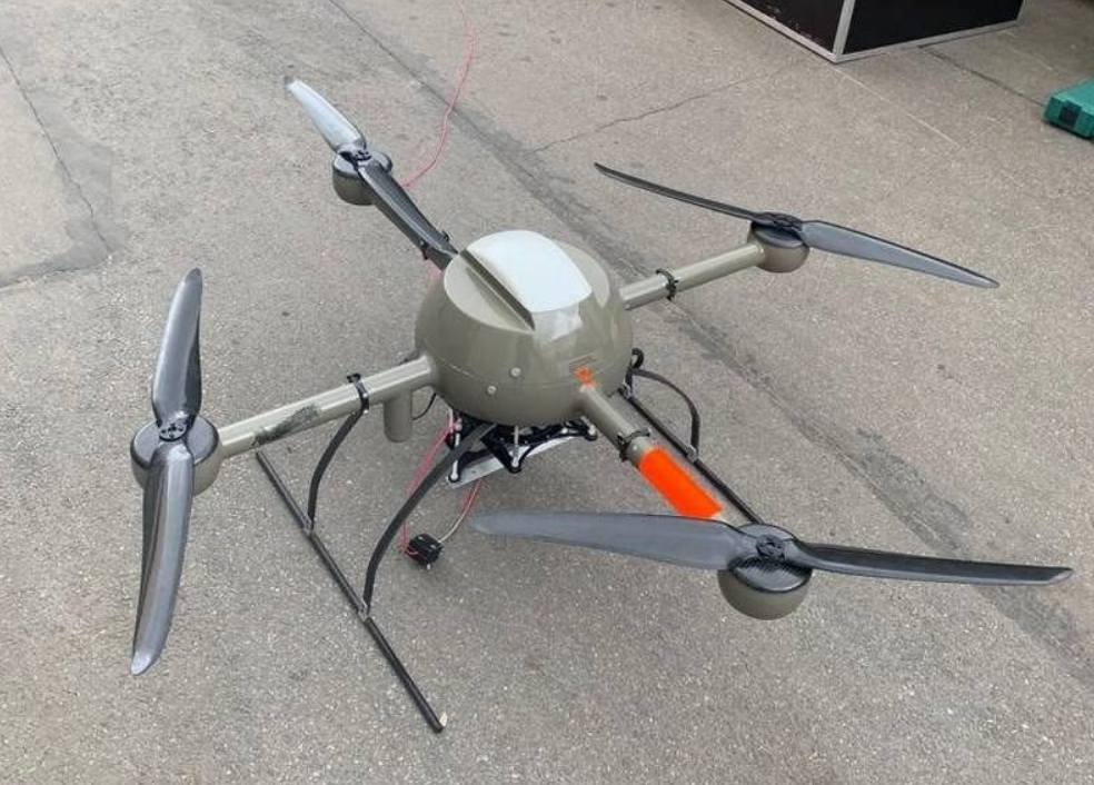 Máy bay không người lái trinh sát Kvazimachta chạy bằng cáp quang đang được sử dụng trong hoạt động quân sự đặc biệt ở Ukraine, cung cấp khả năng giám sát trên không liên tục để bảo vệ khu vực xung quanh và địa điểm. Dữ liệu được truyền theo thời gian thực đến các thiết bị đầu cuối mặt đất, với khả năng giám sát quang học và hồng ngoại 24/7. Ảnh: @Kalashnikov.