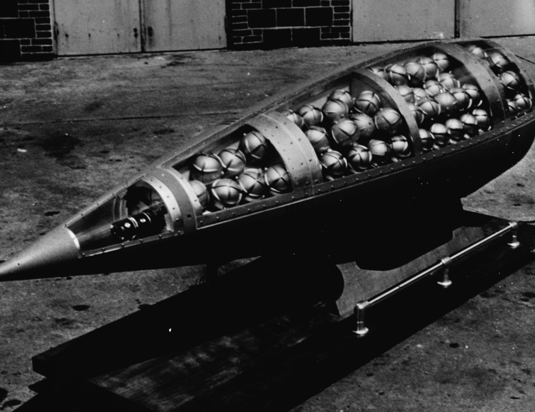 Sự phân tán này làm tăng diện tích phá hủy vật lý hơn là chỉ dùng một đầu đạn đơn thuần. Cũng như bản chất gây thiệt hại không phân biệt khi được sử dụng trên một khu vực đông dân cư, một số lượng lớn bom con không phát nổ khi va chạm ban đầu. Sau đó, chúng có thể gây nguy hiểm cho các nỗ lực cứu hộ và nếu không được đảm bảo an toàn, nó có thể vẫn là mối đe dọa tiềm ẩn đối với dân thường trong nhiều năm. Ảnh: @Air Force Materiel Command.