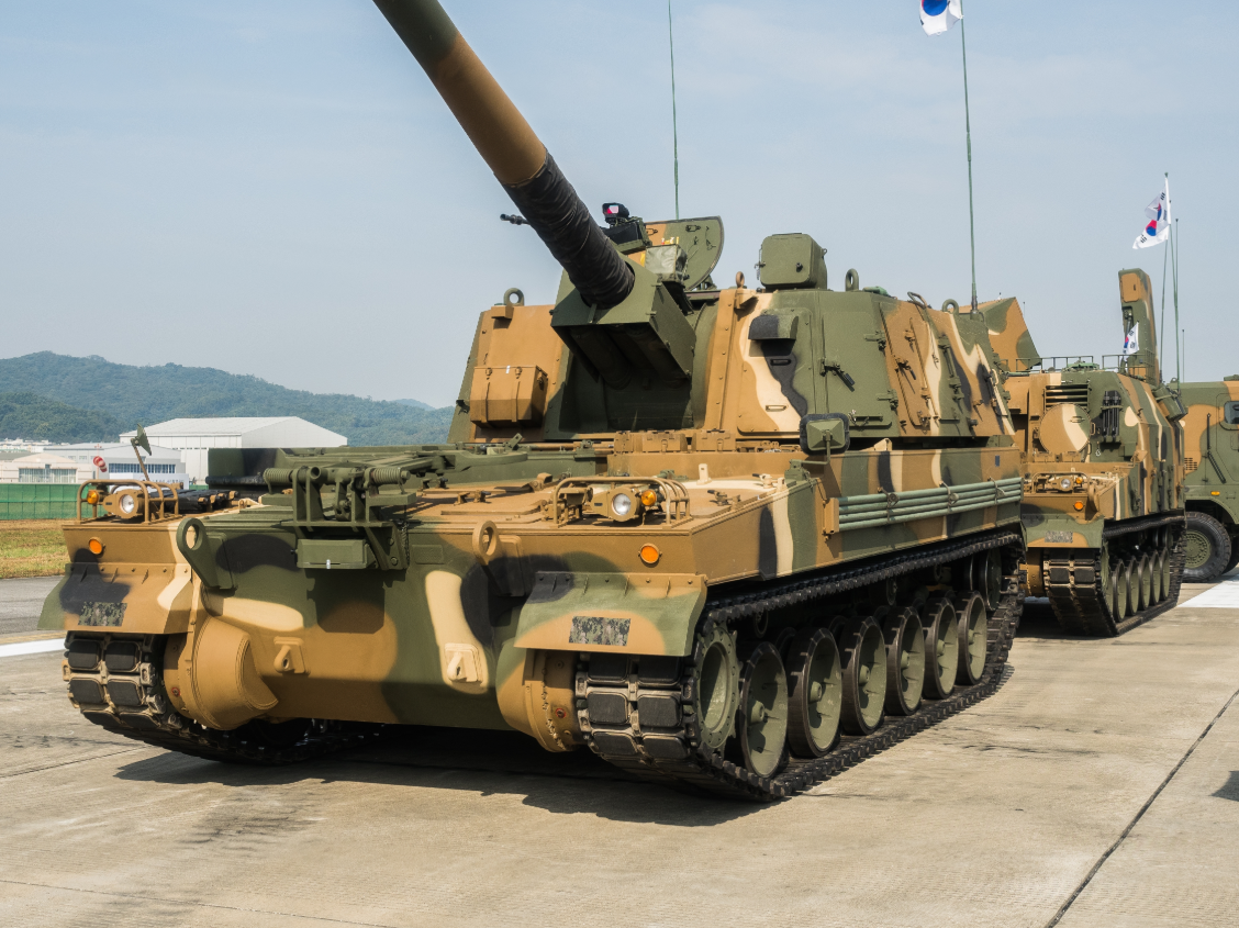 Tốc độ bắn đạt 6-8 viên/phút, với khả năng bắn đồng thời nhiều phát (Multiple Rounds Simultaneous Impact - MRSI), cho phép 3 viên đạn bắn trên các quỹ đạo khác nhau chạm mục tiêu cùng lúc, giúp tối ưu hóa hiệu quả tấn công. Ảnh: @Asian Military Review.