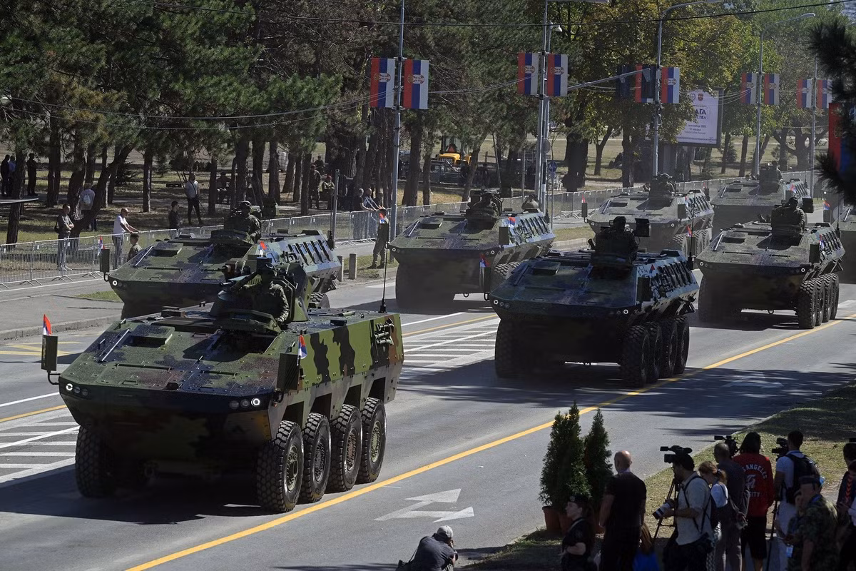 Trong khi vẫn duy trì mối quan hệ truyền thống với Nga, Serbia đồng thời mở rộng hợp tác với Trung Quốc, Israel, UAE và cả Pháp. Việc đặt mua Rafale cho thấy Serbia sẵn sàng tiến xa hơn trong quan hệ với các nước NATO, ngay cả khi vẫn giữ vị thế đặc biệt với Moskva. Điều này khiến Serbia trở thành một trong những quốc gia hiếm hoi tại châu Âu có thể cân bằng cùng lúc lợi ích từ cả Đông và Tây.