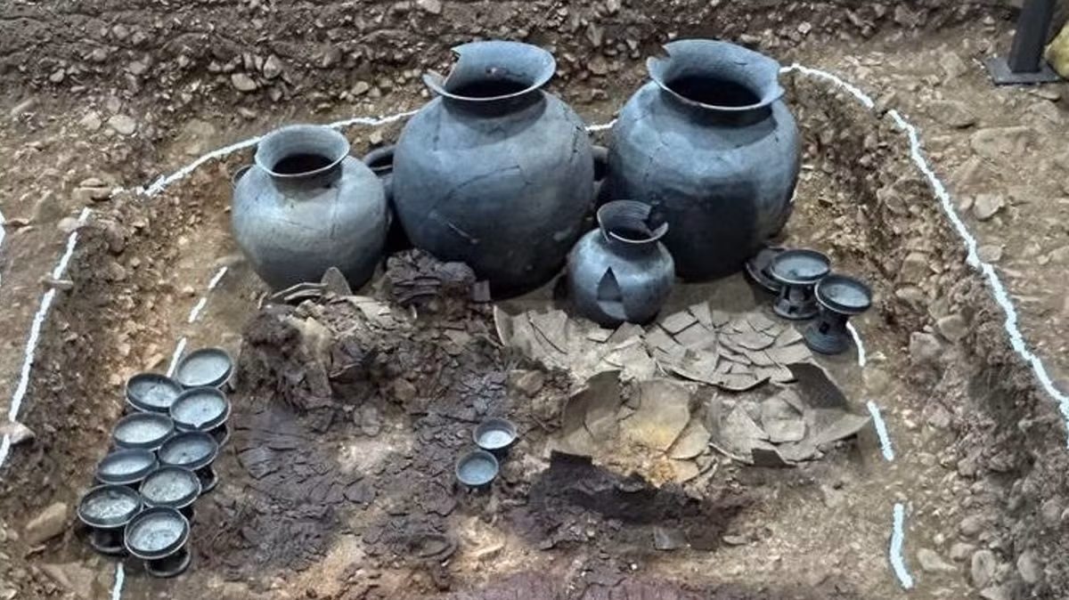 Khi khai quật, bên trong ngôi mộ là bộ hài cốt của một người đàn ông, ước tính khoảng ngoài 30 tuổi khi qua đời — được xác định là một vị tướng thời Vương Quốc Silla dựa trên các hiện vật tinh nhuệ xung quanh. Ảnh: @Cục Di sản Hàn Quốc.