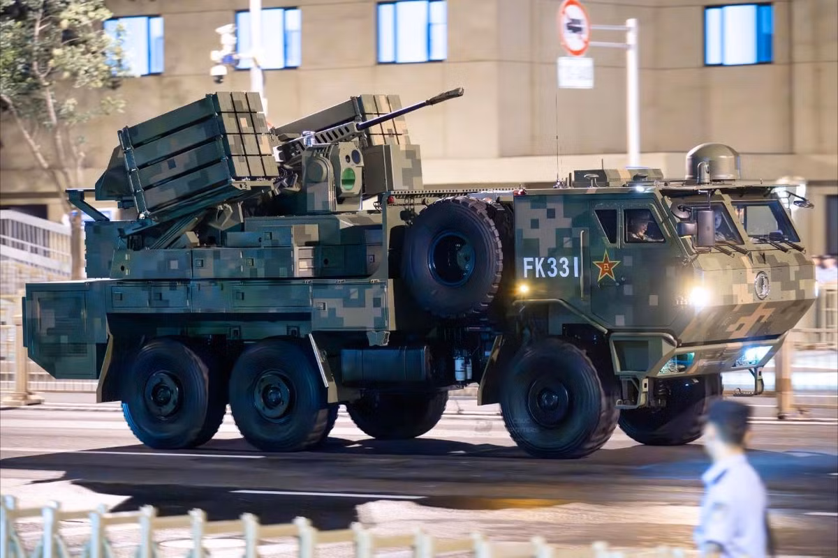 Mới đây, Bắc Kinh đã bắt đầu triển khai hệ thống phòng không mới tên là FK-3000, nó được thiết kế để chống lại các cuộc tấn công bằng máy bay không người lái hàng loạt, khi Quân đội Giải phóng Nhân dân (PLA) áp dụng các biện pháp chống lại mối đe dọa ngày càng tăng từ máy bay không người lái giá rẻ. Ảnh: @International Defence Analysis.