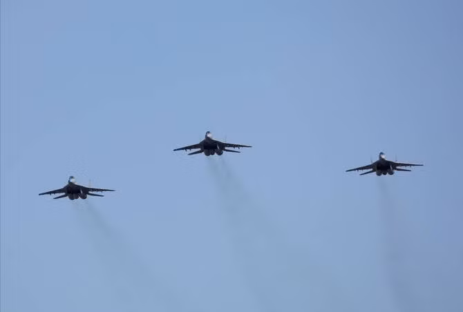 Cùng bay trên bầu trời Belgrade còn có MiG-29, loại chiến đấu cơ Nga vốn đã là xương sống của không quân Serbia nhiều năm nay. Sự kết hợp giữa Rafale và MiG-29 trong cùng một cuộc duyệt binh phản ánh rõ nét chính sách quốc phòng đa phương hóa, không nghiêng hẳn về Moskva hay phương Tây mà tìm cách cân bằng giữa các đối tác.