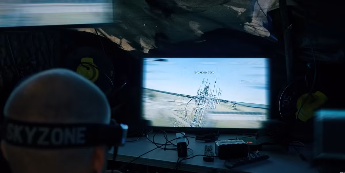 Trong video, những người điều khiển khẳng định máy bay trực thăng của Nga đã bị "bắn hạ" chứ không chỉ "bị hư hại". Tuy nhiên, không có hình ảnh xác nhận nào được đưa ra, nên hiện tại chỉ có thể xác nhận rằng máy bay trực thăng Nga đã bị bắn trúng hoặc hư hại. Ảnh: @Cơ quan An ninh Ukraine.