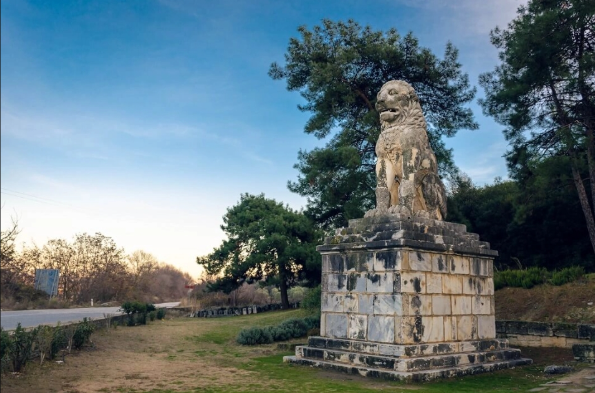 Theo đó, một bức tượng bán thân mô tả một người phụ nữ hoặc nữ thần, có niên đại vào cuối thế kỷ thứ 4 Trước Công Nguyên đã được các chuyên gia đến từ Bảo tàng Khảo cổ học Amphipolis tìm thấy ở miền Bắc Hy Lạp. Ảnh: @Bảo tàng Khảo cổ học Amphipolis.