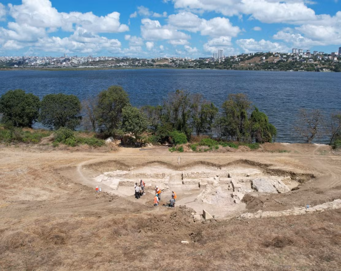 Khi tiến hành khai quật tại Bathonea, thành phố cảng cổ kính nằm dọc theo Hồ Küçükçekmece của Istanbul, Thổ Nhĩ Kỳ, các chuyên gia đến từ trường Đại học Kocaeli bất ngờ tìm thấy một quần thể di tích cổ kỳ lạ. Ảnh: @Đại học Kocaeli.