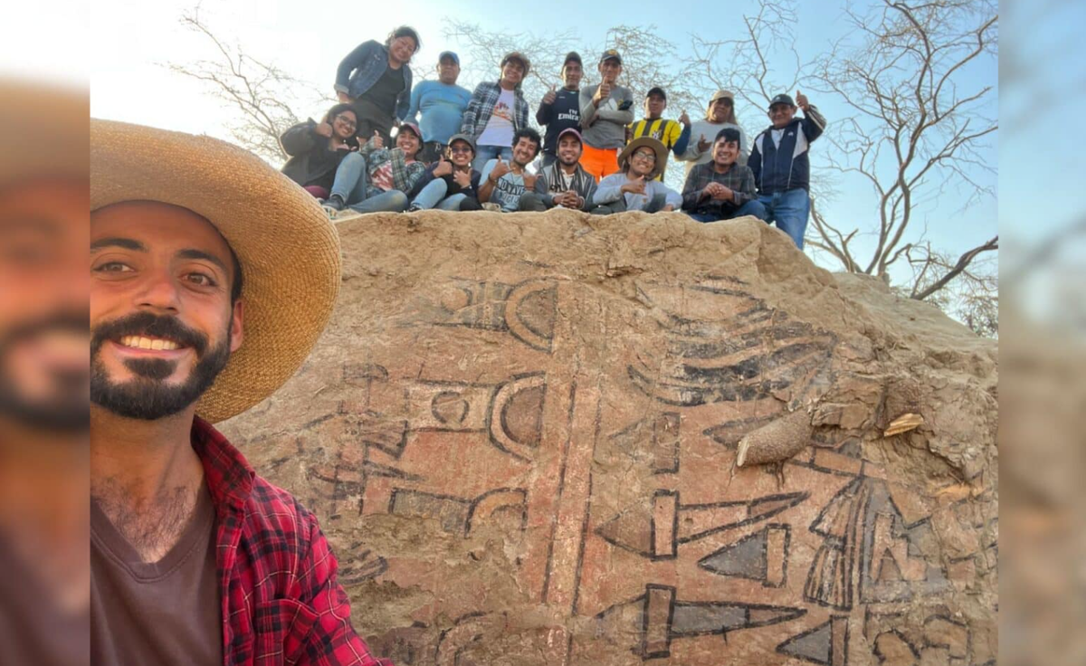 Bức tường phía nam thể hiện hình ảnh một con chim lớn—có thể là đại bàng hoặc chim ưng—với đôi cánh dang rộng và họa tiết hình thoi trên đầu. Ảnh: @Tiến sĩ Mauricio.