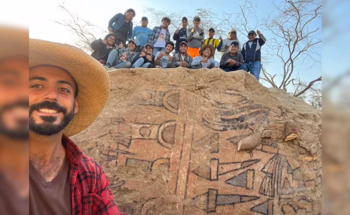 Bức tường phía nam thể hiện hình ảnh một con chim lớn—có thể là đại bàng hoặc chim ưng—với đôi cánh dang rộng và họa tiết hình thoi trên đầu. Ảnh: @Tiến sĩ Mauricio.