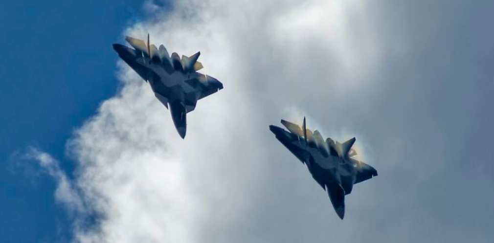 Những yếu tố này cho thấy rằng, mặc dù Su-57E là một nền tảng đáng gờm, nhưng nó có thể không hoàn toàn đáp ứng hết được những lời hứa của Nga, đặc biệt là trong môi trường cạnh tranh khốc liệt với các hệ thống tiên tiến của phương Tây. Thế nên, đối với Algeria, Su-57E là một canh bạc chiến lược, là một cơ hội để đạt được lợi thế công nghệ quân sự, quốc phòng, nhưng nó cũng có thể là một rủi ro lớn, do thành tích, và mức hiệu quả của dòng máy bay này chưa được chứng minh rõ ràng, đầy đủ, trong khi năng lực công nghiệp quốc phòng của Nga lại đang gặp căng thẳng lớn. Ảnh: @Army Recognition.