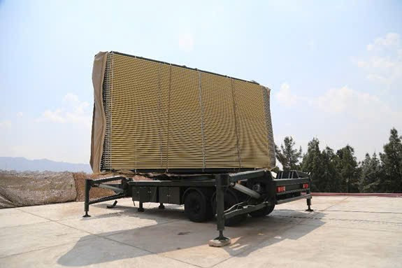 Radar cảnh giới tầm xa trong mạng lưới phòng không Iran. Các radar này tạo thành lớp phát hiện sớm, cung cấp dữ liệu mục tiêu cho các hệ thống đánh chặn.