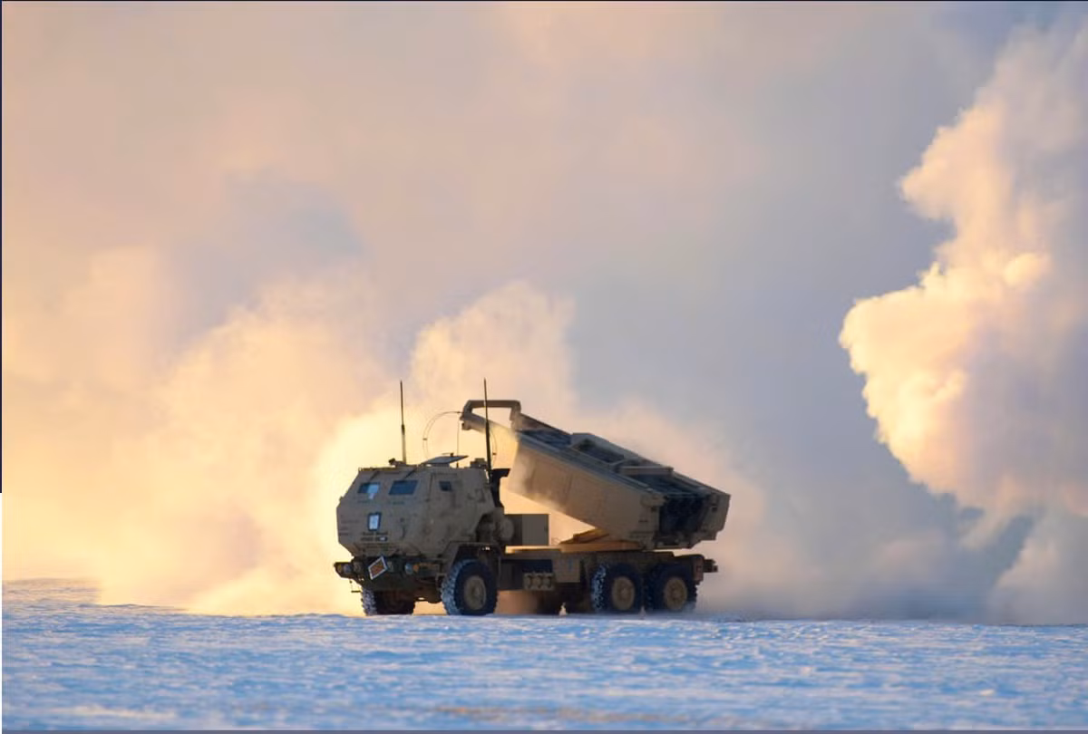Bệ phóng HIMARS cơ động trên địa hình băng tuyết trong cuộc tập trận JPMRC, nơi nhiệt độ cực thấp gây nhiều thách thức kỹ thuật.