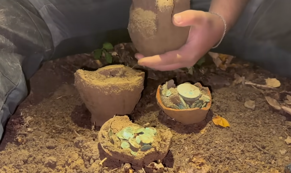 Những đồng xu bạc này được đúc dưới thời trị vì của Vua Sultan Mustafa III. Ảnh: @RO Detecting.