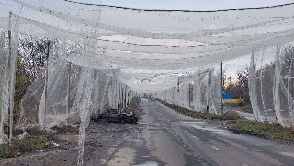 Hơn thế nữa, nhiều cột gỗ được cố định trên mặt đường nhựa bằng các giá đỡ tạm bợ, thiếu hoàn toàn nền móng kiên cố. Trong khi đó, lưới căng dọc hai bên đường tạo lực cản gió lớn, khiến tuyết dễ tích tụ, làm gia tăng nguy cơ sập đổ khi thời tiết xấu kéo dài.