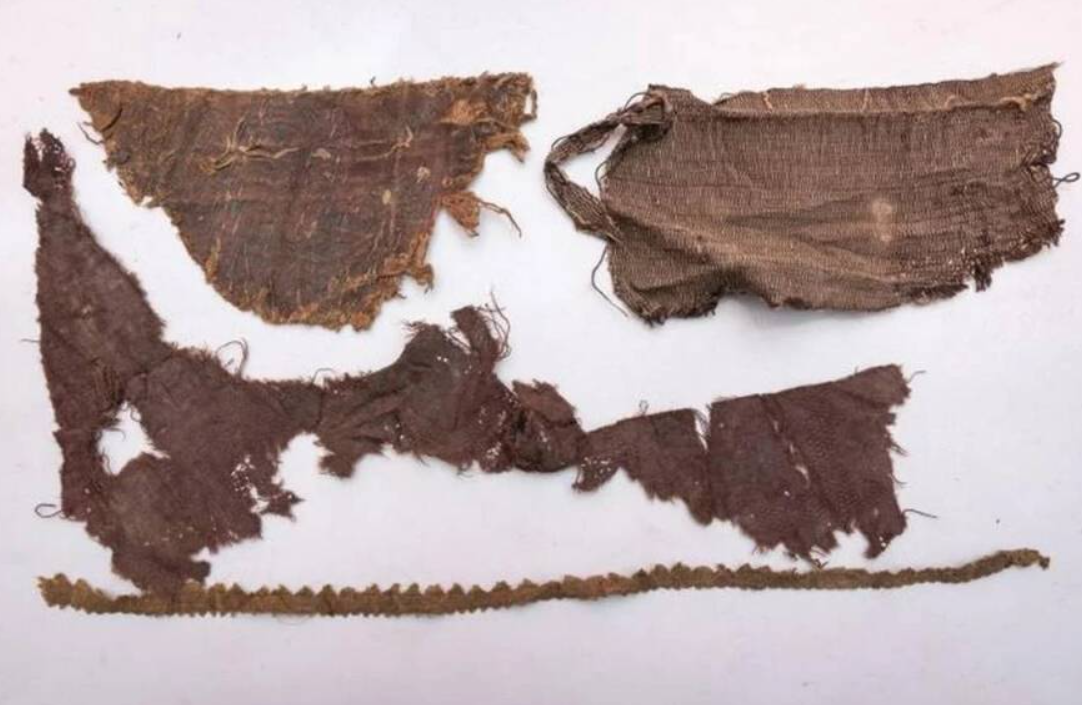 Một chiếc găng tay len của phụ nữ lót lụa được chế tạo rất tinh xảo. Có 11 chiếc tất len được tìm thấy trong bộ sưu tập này, và ba phần tư trong số đó được bảo quản rất tốt. Ảnh: @Cơ Quan Cổ Vật Ba Lan.