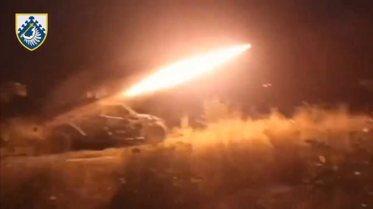 Đoạn video do Trung tâm Chỉ huy Không quân Ukraine đăng trên Facebook ngày 1/1/2026 cho thấy, một phương tiện phòng không di động nhỏ gọn hoạt động ban đêm, phóng tên lửa đánh chặn và phá hủy một mục tiêu trên không, được cho là UAV Nga đang tiếp cận.