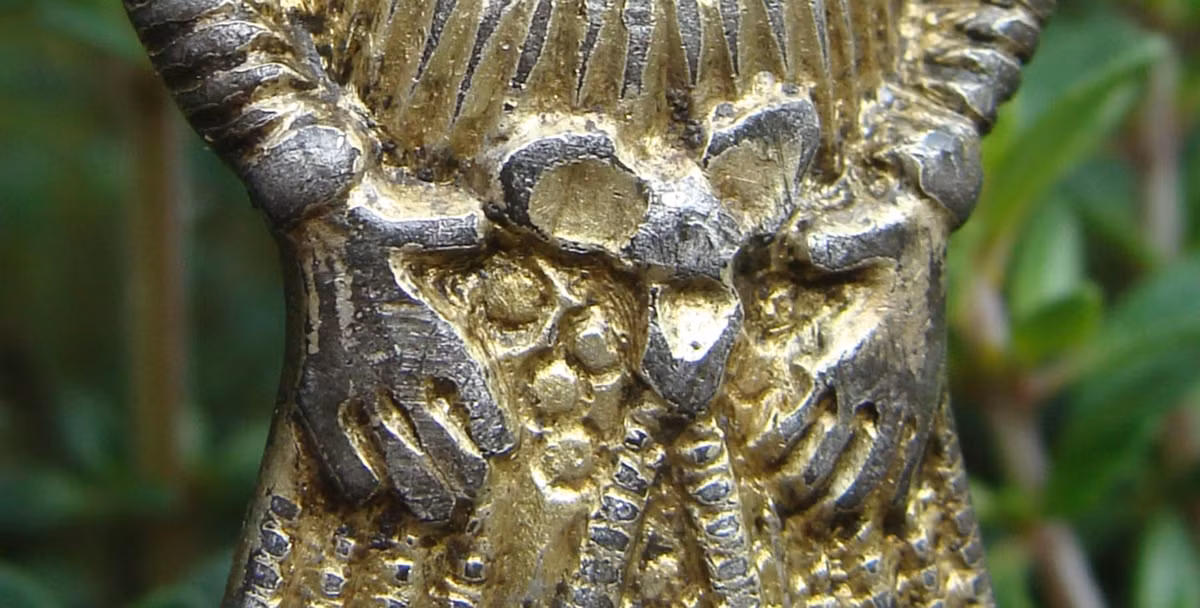 Dựa trên các tài liệu cổ địa phương để lại, vị trí hai tay đặt trên bụng và chiếc trâm cài/khóa thắt lưng hình thùy trên bức tượng có thể ám chỉ đến việc mang thai hoặc sinh sản. Nhiều khả năng, có thể bà là hiện thân của Freya, nữ thần sinh sản trong văn hóa bản địa. Ảnh: @Bảo tàng Østfyns.