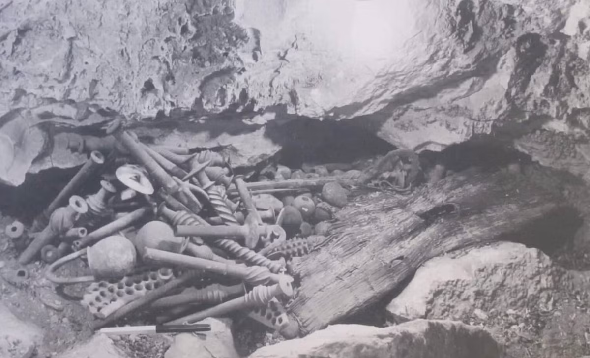 Kho báu này nằm ở phía tây Biển Chết trong sa mạc Judea, đã được chứng minh là một trong những kho báu khảo cổ phong phú nhất của Thời Kỳ Đồ Đồng, có niên đại từ năm 4.500 đến 3.500 Trước Công Nguyên. Ảnh: @Hanay / Wikimedia Commons.