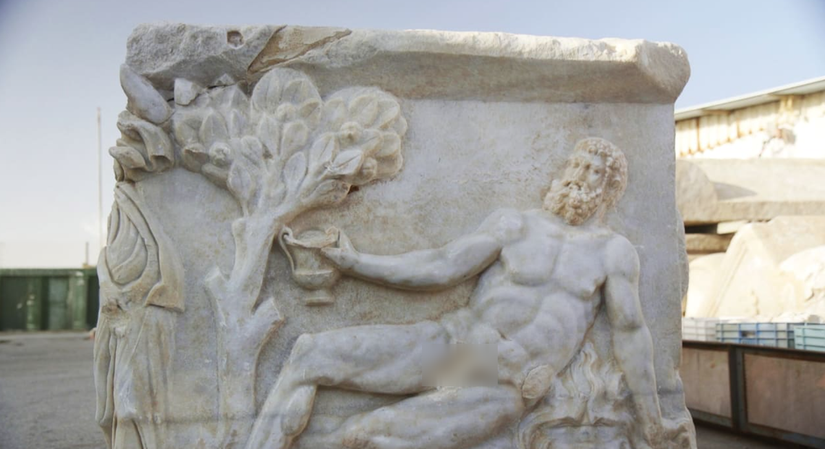 Điểm kỳ quái là mặt bên của chiếc quan tài này có khắc họa các hình ảnh, họa tiết hiếm hoi về cuộc thi uống rượu giữa một vị thần rượu vang tên là Dionysus (hay còn gọi là Bacchus) và vị anh hùng trong thần thoại nổi tiếng tên là Heracles (còn gọi là Hercules). Ảnh: @IAA.