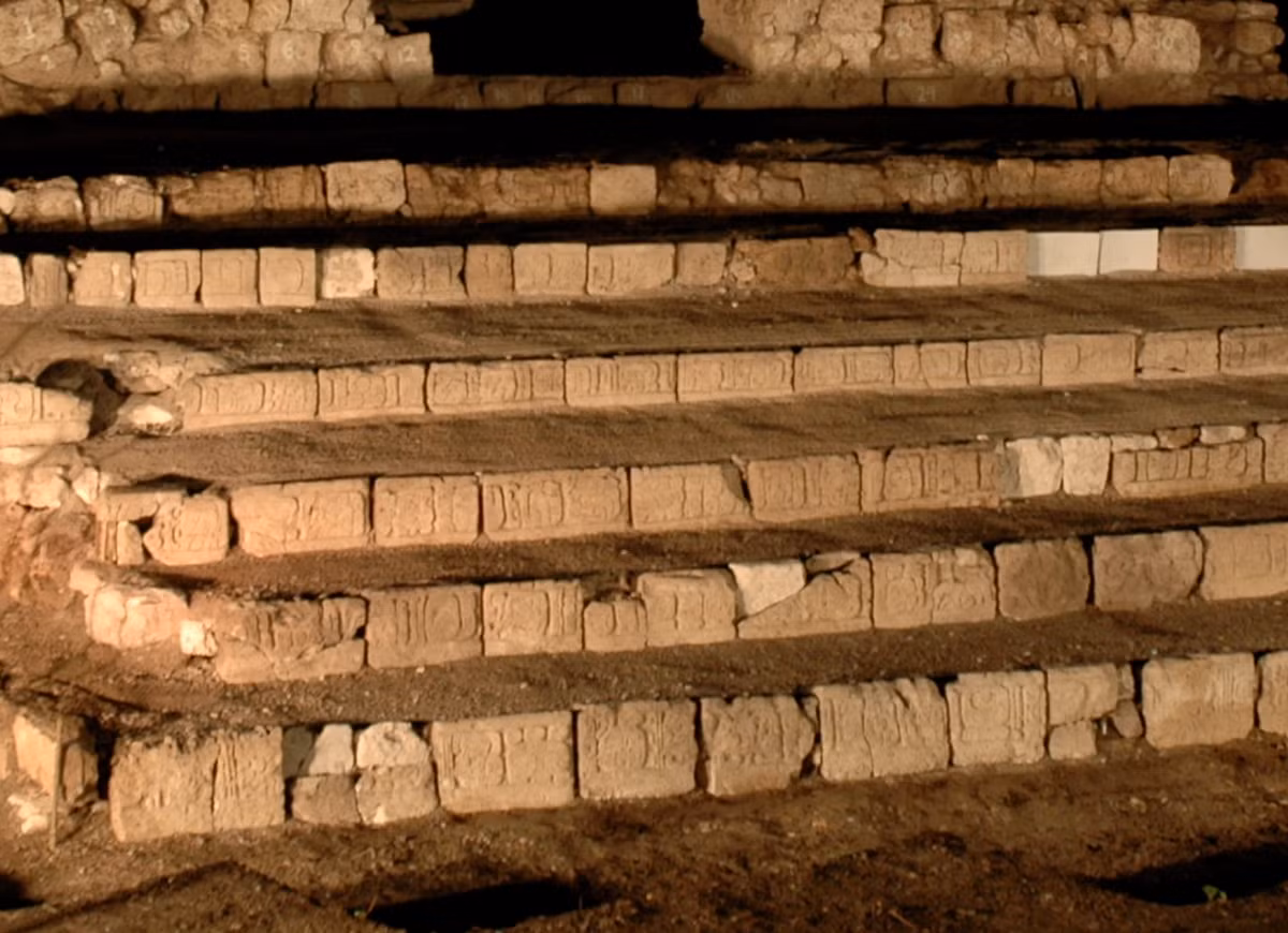 Bậc thang tượng hình này được cho là kết nối với một công trình kiến ​​trúc hoành tráng sau nó. Điều này một phần gây khó khăn cho việc tìm kiếm công trình gốc, bởi vì sau thời kỳ Maya Cổ điển (năm 300 – 900 Sau Công Nguyên), công trình gốc này đã sụp đổ nghiêm trọng đến mức không còn dấu vết rõ ràng nào. Ảnh: @Viện Nhân chủng học và Lịch sử Quốc gia Mexico.