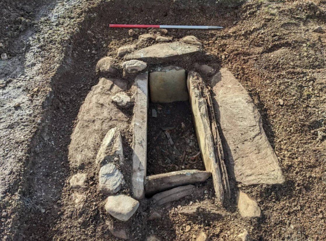 Trong đó, hai cá thể này được chôn chồng lên nhau trong cùng một ngôi mộ. Ảnh: @Cơ quan Bảo tồn Di sản Lịch sử Scotland và Tập đoàn Khảo cổ học AOC/PA Wire.