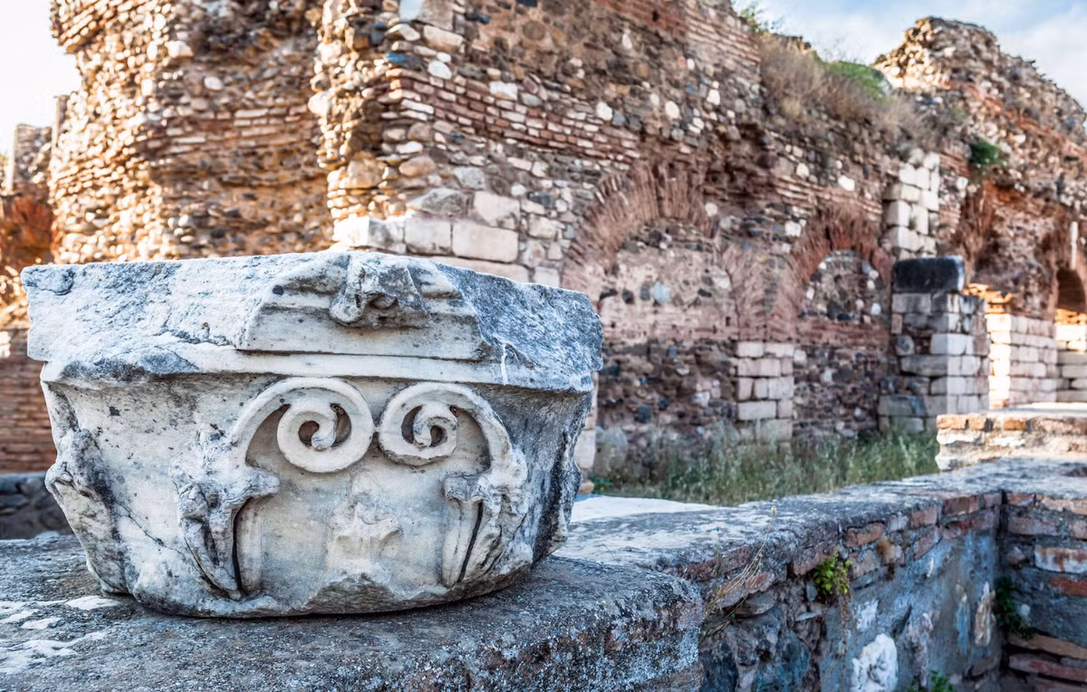 Vị trí trung gian này cách xa các cảng lớn nhưng lại có vị trí chiến lược cho giao thông đường bộ, giải thích tại sao Sardis đã là một trung tâm thương mại, tài nguyên và quyền lực quan trọng ngay từ Thời Kỳ Đồ Sắt. Ảnh: @stilearte.