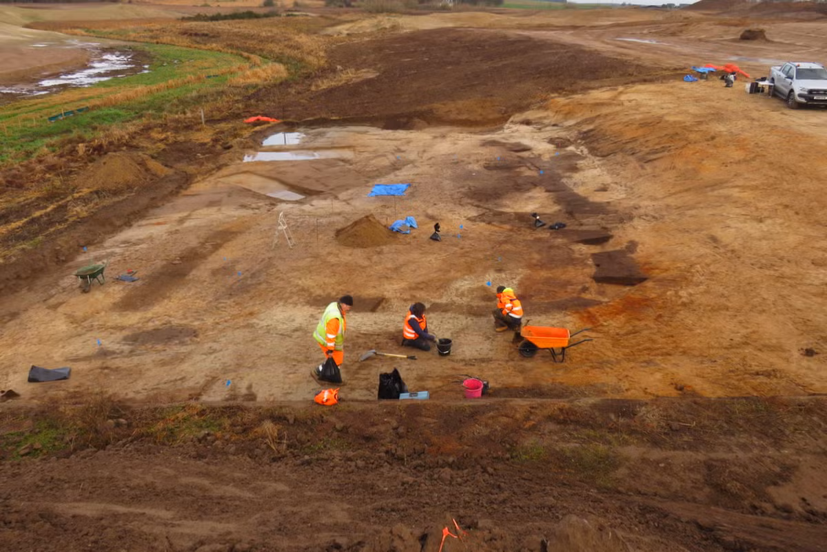 Trong quá trình khai quật vùng cao nguyên để tiến tới xây dựng Sân golf vô địch Old Petty tương lai gần Inverness (một thành phố tại vùng Cao nguyên Scotland), các chuyên gia tại công ty tư vấn khảo cổ học Avon Archaeology Highland đã tìm thấy một chiếc bánh xe ngựa hiếm có. Ảnh: @Avon Archaeology Highland.